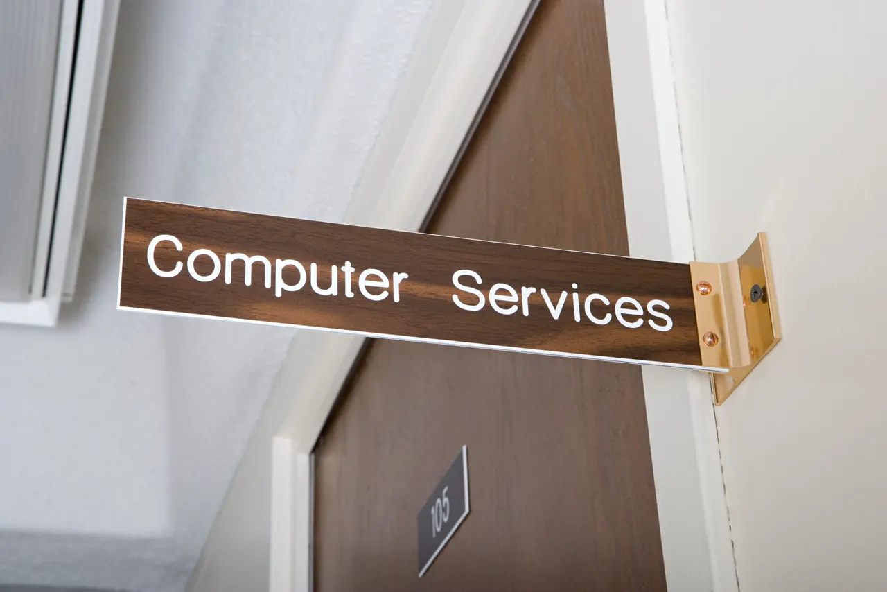 Projecting door sign reading computer services